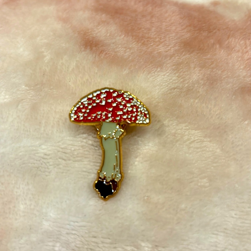 Mushroom Enamel backpack hat scarf Pin NWT unbranded 1.25X 1” metal push closure